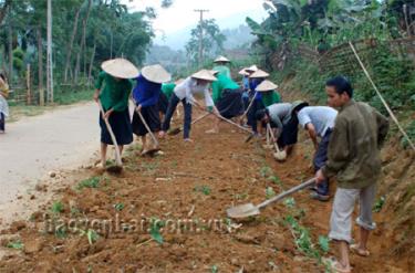 Đồng bào Tày xã Lâm Thượng tham gia làm đường giao thông.
