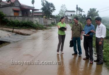 Lãnh đạo xã Cường Thịnh kiểm tra tuyến đường liên thôn mới được đưa vào sử dụng.
