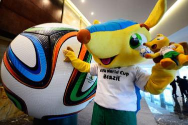 Linh vật Fuleco bên cạnh trái bóng Brazuca