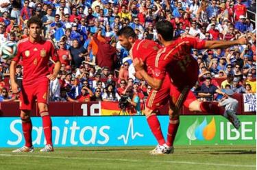 Pha bóng David Villa (giữa) tranh với Diego Costa (phải) ghi bàn mở tỉ số.