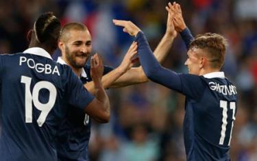 Benzema ăn mừng bàn thắng cùng Pogba và Griezmann.