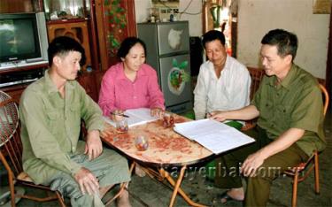 Lãnh đạo MTTQ xã Sơn A và Ban Công tác mặt trận thôn Ao Luông 2 bàn giải pháp thực hiện chương trình xây dựng nông thôn mới.
