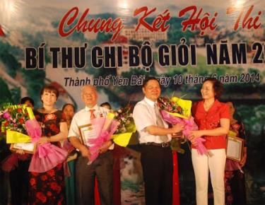 Đồng chí Phạm Thị Thanh Trà - Phó bí thư Tỉnh ủy, Bí thư Thành ủy Yên Bái trao Giải Nhất cho thí sinh Lê Hoài Đăng – Bí thư Chi bộ khu dân cư Lê Hồng Phong, phường Hồng Hà.
