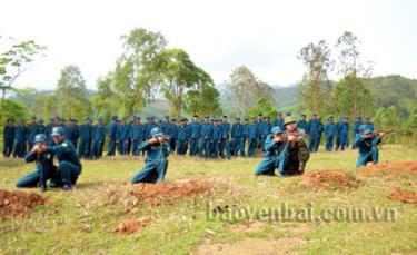 Chiến sỹ dân quân, tự vệ năm thứ nhất tại cụm số 1 học kỹ năng bắn súng trường CKC.
