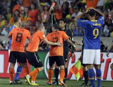 Trọng tài Nishimura rút thẻ đỏ truất quyền thi đấu của Melo tại World Cup 2010.