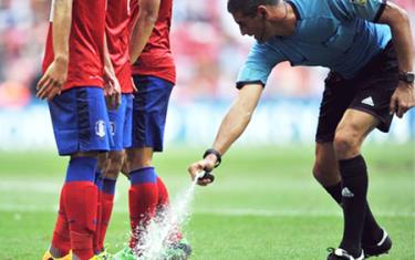 Dùng bình xịt đánh dấu vị trí phạm lỗi trên sân được FIFA thử nghiệm thành công ở World Cup U.20 hồi năm ngoái
