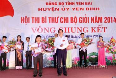 Đồng chí Phùng Đình Lai - Phó bí thư Thường trực Huyện ủy Yên Bình, Trưởng ban Tổ chức Hội thi trao giải Nhì cho thí sinh Nguyễn Duy Nhất - xã Phúc An.
