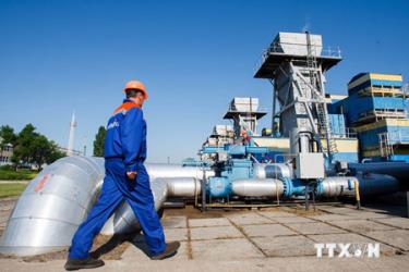 Công nhân làm việc tại trạm khí đốt 
