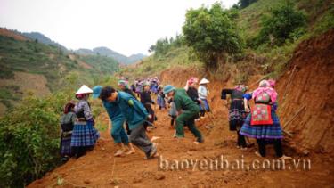 LLVT huyện Mù Cang Chải tham gia làm đường giao thông tại Háng Bla Ha, xã Khao Mang