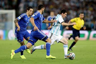 Messi ghi 1 bàn thắng trong chiến thắng 2-1 đầu tiên của Argentina tại World Cup 2014.