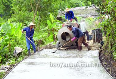 Phát triển cơ sở hạ tầng chỉ là một trong 19 tiêu chí xây dựng nông thôn mới. (Ảnh: Nhân dân Tân Đồng tham gia làm đường giao thông nông thôn).
