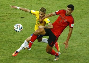Mexico khiến người Brazil run rẩy - ảnh 1Neymar (áo vàng) luôn được các hậu vệ Mexico chăm sóc kỹ