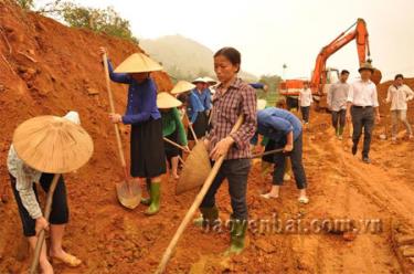 Người dân xã Lâm Thượng làm đường giao thông nông thôn.
