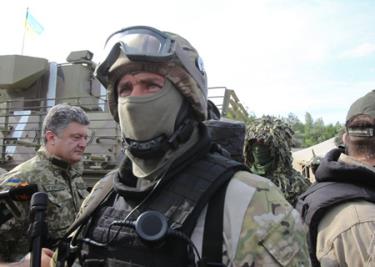 Tổng thống Ukraine Petro Poroshenko (phía sau) đi thị sát ở gần Slavyansk.