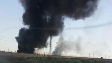 Khói bốc từ nhà máy lọc dầu Baiji lớn nhất Iraq.
