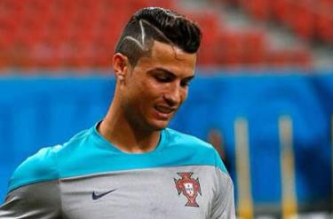Đường zích zắc trên đầu Ronaldo được cho là mô phỏng vết sẹo sau phẫu thuật của cậu bé  Erik Ortiz Cruz