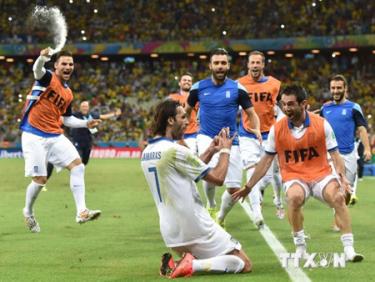 Georgios Samaras (giữa) cùng các cầu thủ đội tuyển Hy Lạp ăn mừng chiến thắng.