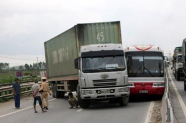 Container đâm vào hông xe khách sau đó ép chặt vào dải phân cách khiến 40 hành khách bị mắc kẹt bên trong.