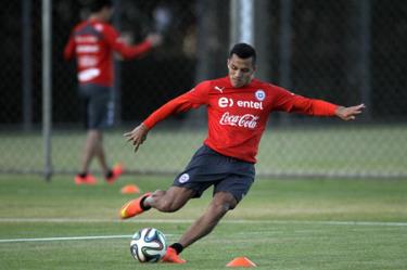 Tiền đạo Alexis Sanchez tại một buổi tập của Chile.