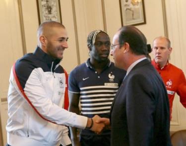 Tổng thống Francois Hollande (phải) bắt tay Karim Benzema trong lễ ra quân.