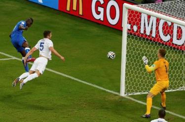 Balotelli (trái) tỏa sáng với pha đánh đầu mang về chiến thắng cho Azzurri.