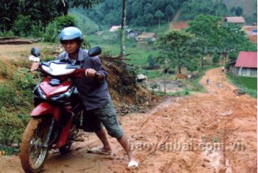 Sau cơn mưa, đường giao thông từ thôn 8 ra xã rất lầy lội khó đi.