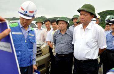 Bộ trưởng Đinh La Thăng, cùng các đồng chí lãnh đạo tỉnh Yên Bái kiểm tra tiến độ thi công gói thầu A5 đoạn qua địa phận tỉnh Yên Bái.