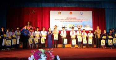 Các đồng chí lãnh đạo đại diện Bộ Lao động - Thương binh và Xã hội, Hội đồng Đội Trung ương, tỉnh Yên Bái trao học bổng cho các em thiếu nhi có hoàn cảnh đặc biệt, khó khăn.