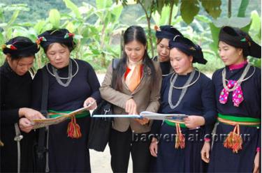 Cán bộ chuyên trách dân số - kế hoạch hóa gia đình xã Minh Xuân (Lục Yên) tuyên truyền, vận động chị em trong xã sinh đẻ có kế hoạch. (Ảnh: Minh Hằng)