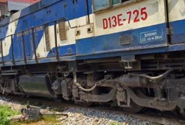 Chiếc xe đạp bị kéo lê trên đường.
