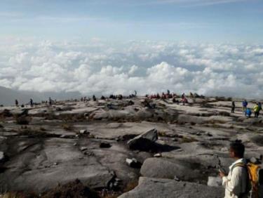 Những người leo núi bị mắc kẹt trên núi Kinabalu sau trận động đất.