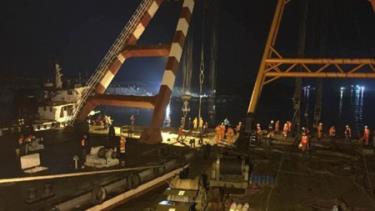 Lực lượng cứu hộ Trung Quốc sử dụng cần cẩu để lật ngược con tàu