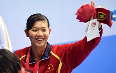 Ánh Viên giơ cao tấm Huy chương vàng thứ tư của riêng mình tại SEA Games 28.