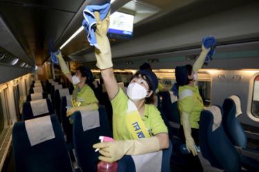 Các nhân viên ngành đường sắt Hàn Quốc tẩy trùng một toa tàu ở Seoul.