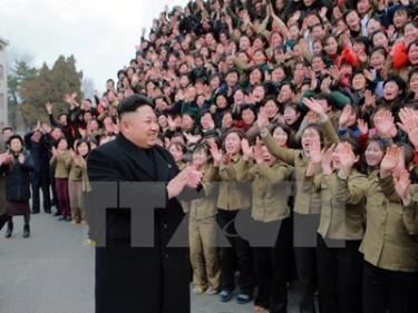 Nhà lãnh đạo Triều Tiên Kim Jong-Un (giữa) thăm Nhà máy Dệt Kim Jong-Suk ở thủ đô Bình Nhưỡng.