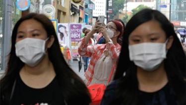 Người dân Hàn Quốc đeo khẩu trang để phòng bệnh MERS.