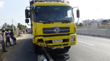 Đầu xe tải cũng hư hỏng khi va chạm vào xe máy
