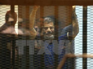 Tổng thống Ai Cập bị phế truất Mohamed Morsi tại phiên tòa ở Cairo ngày 16/5.