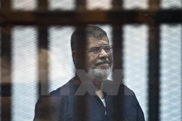 Cựu Tổng thống Mohamed Morsi tại phiên tòa xét xử ở Cairo.
