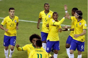 Các cầu thủ Brazil ăn mừng bàn thắng của Firmino.