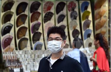 Người dân Hàn Quốc đeo khẩu trang để phòng tránh lây nhiễm MERS ở thủ đô Seoul ngày 19/6.