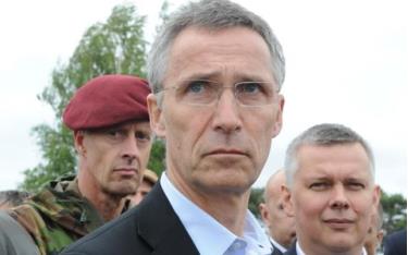 Tổng thư ký NATO Jens Stoltenberg (giữa) thông báo kế hoạch tăng quân của NATO ở khu vực biên giới Nga