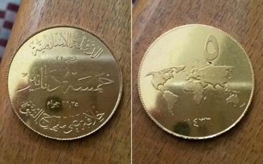 Dòng chữ tiếng Arab và bản đồ thế giới in trên tiền xu của Nhà nước Hồi giáo.