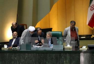Chủ tịch Quốc hội Iran Ali Larijani (thứ 2, phải) và các nghị sỹ tại phiên họp ở Tehran.