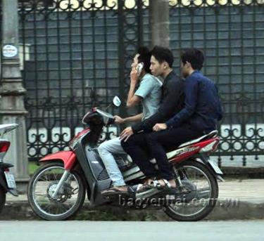 Kẹp ba, đầu trần, sử dụng điện thoại khi lái xe là những vi phạm thường thấy của nhiều thanh, thiếu niên.
