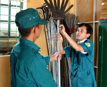 Hướng dẫn chiến sỹ dân quân xã Suối Giàng (Văn Chấn) sử dụng download tại m88 vin phương tiện dập lửa, chữa cháy rừng.