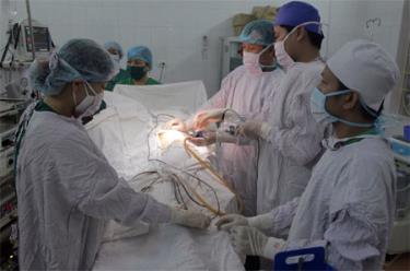 Bác sỹ Bệnh viện Đa khoa tỉnh phẫu thuật cho bệnh nhân.
