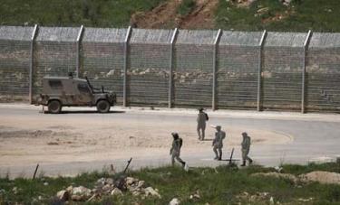 Binh sỹ Israel tuần tra gần hàng rào biên giới Israel-Syria.