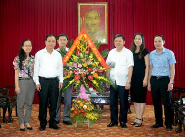 Lãnh đạo Ban Chỉ đạo Tây Bắc tặng hoa chúc mừng Đảng bộ tỉnh Yên Bái.