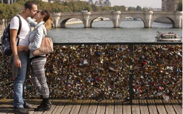 Cây cầu đi bộ nổi tiếng Ponts des Arts, Paris